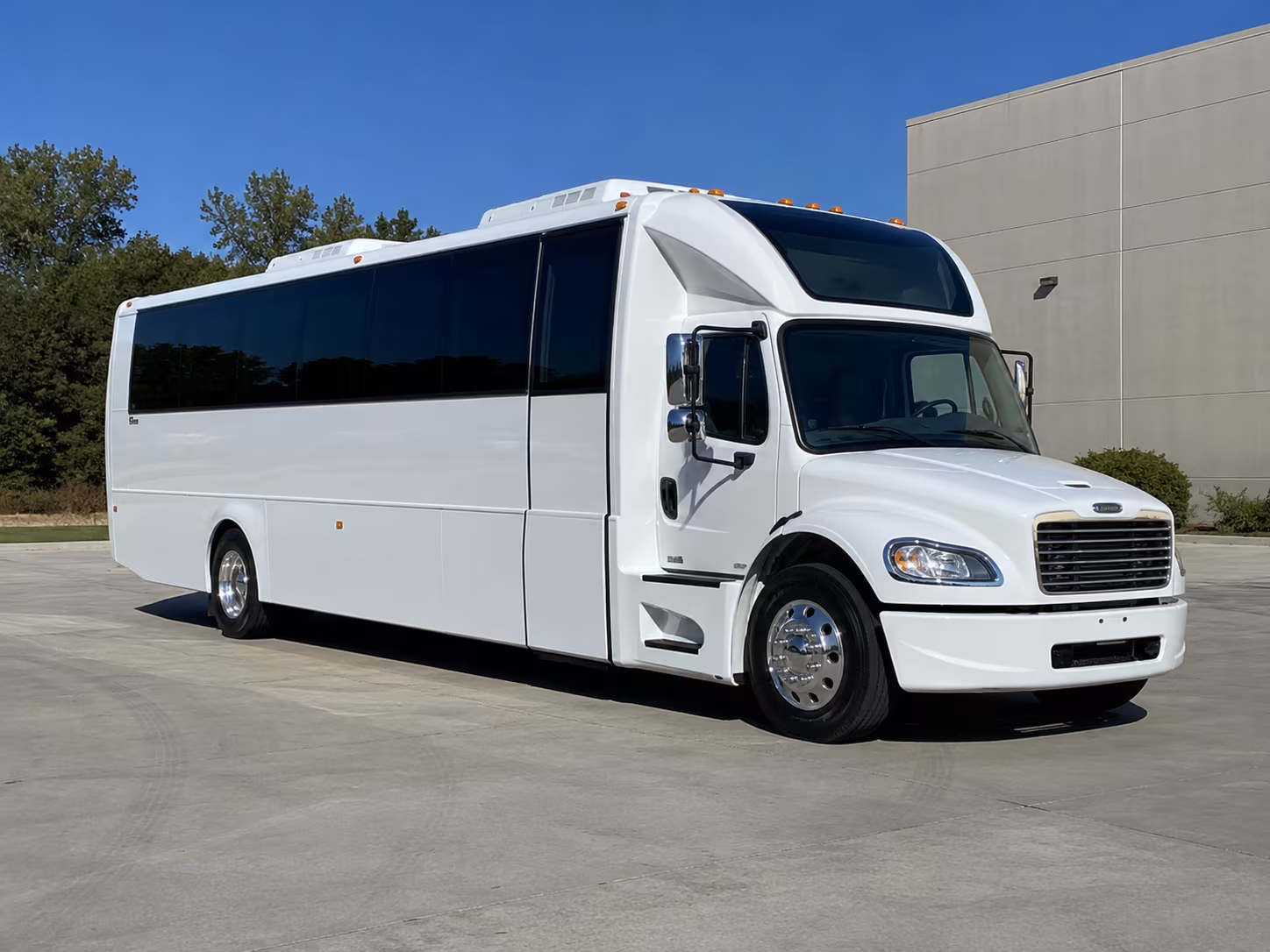 Chattanooga Birthday, Sweet 16, & Quinceañera Transportation party bus exterior